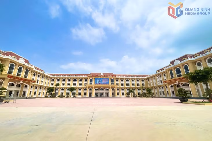 Trường THCS Quảng Hà có tổng diện tích xây dựng lớn, bao gồm nhiều hạng mục chính: Nhà học lý thuyết 4 tầng, với 30 phòng học hiện đại, được trang bị đầy đủ thiết bị dạy học; 2 khối nhà học bộ môn, mỗi khối 4 tầng, phục vụ các môn học chuyên biệt như Tin học, Ngoại ngữ, Khoa học tự nhiên, Âm nhạc, Mỹ thuật...