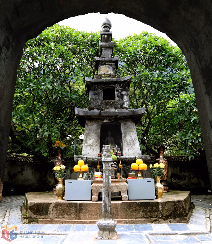 Tháp tổ Huệ Quang.