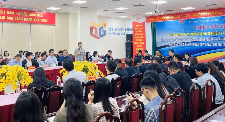 Đại diện Sở Công Thương giải đáp ý kiến của doanh nghiệp liên quan đến vấn đề chiêu thương, mở rộng thị trường XNK tại Hội nghị đối thoại, tham vấn doanh nghiệp lần thứ nhất năm 2025 do Chi cục Hải quan khu vực VIII tổ chức.
