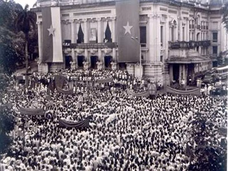 Mít tinh Tổng khởi nghĩa Tháng Tám năm 1945 tại Quảng trường Nhà hát Lớn Hà Nội (19/8/1945) - Ảnh tư liệu