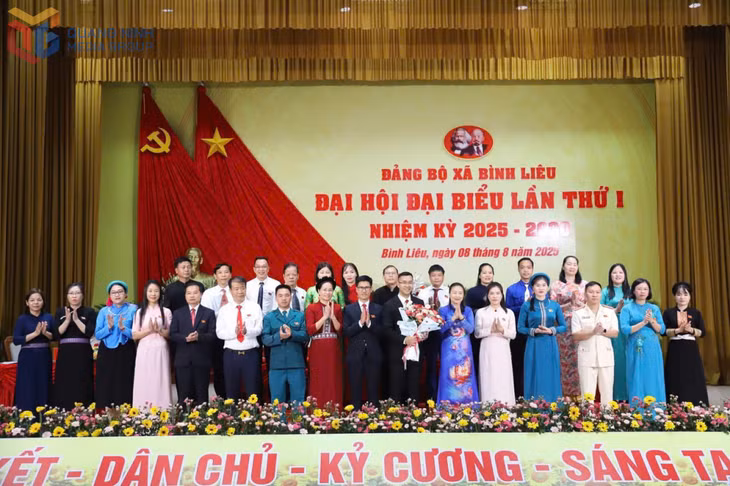 Đồng chí Vi Ngọc Bích, Ủy viên Ban Thường vụ Tỉnh ủy, Phó Chủ tịch Thường trực HĐND tỉnh, tặng hoa chúc mừng Ban Chấp hành Đảng bộ xã Bình Liêu nhiệm kỳ 2025-2030.