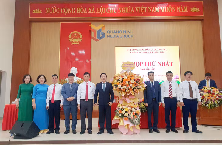 Đồng chí Nguyễn Kim Anh, Chánh Thanh tra tỉnh tặng hoa chúc mừng xã Quảng Đức 