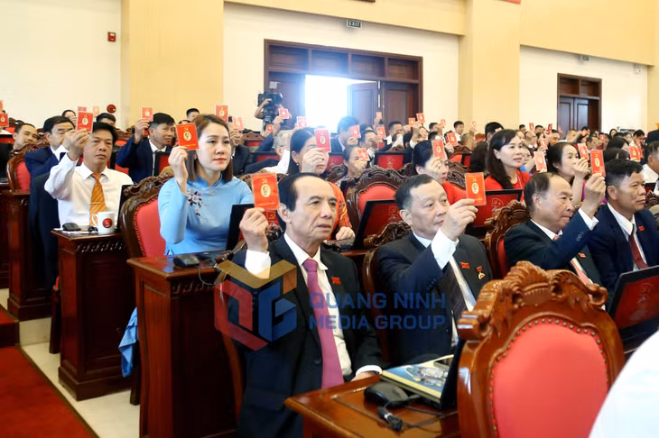 Các đại biểu biểu quyết thông qua Nghị quyết đại hội (7-2025). Ảnh: Thu Chung