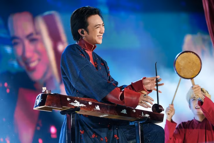 Soobin hát Tiến quân ca, Mẹ yêu con, Người Việt, Trống cơm... để lan tỏa lòng yêu nước - Ảnh: FBNV