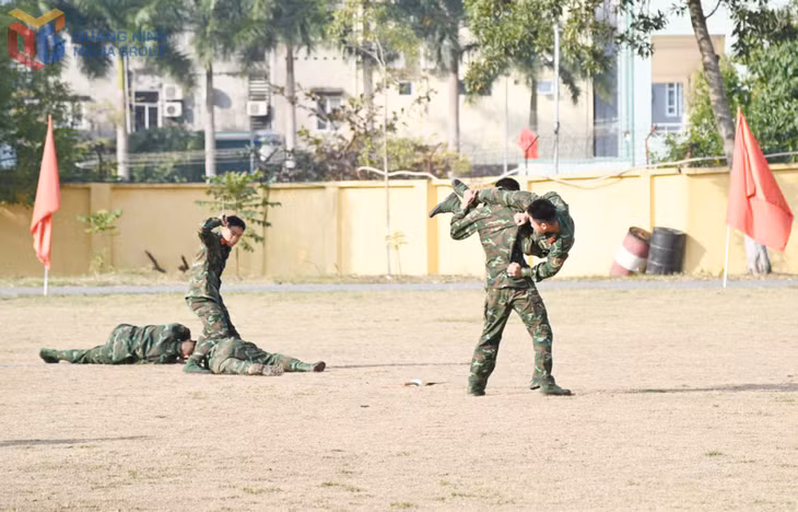 Các cán bộ, chiến sĩ Đại đội Trinh sát - Cơ giới (Phòng Tham mưu Bộ CHQS tỉnh) luyện tập võ thuật.