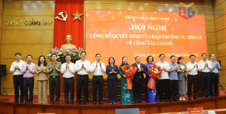 Ban Thường vụ Tỉnh ủy tặng hoa chúc mừng đồng chí Bùi Thúy Phượng và đồng chí Vi Ngọc Bích.