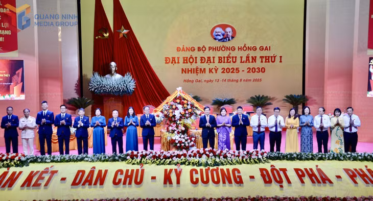 Đồng chí Vũ Quyết Tiến, Phó Bí thư Tỉnh ủy tặng hoa chúc mừng đại hội.
