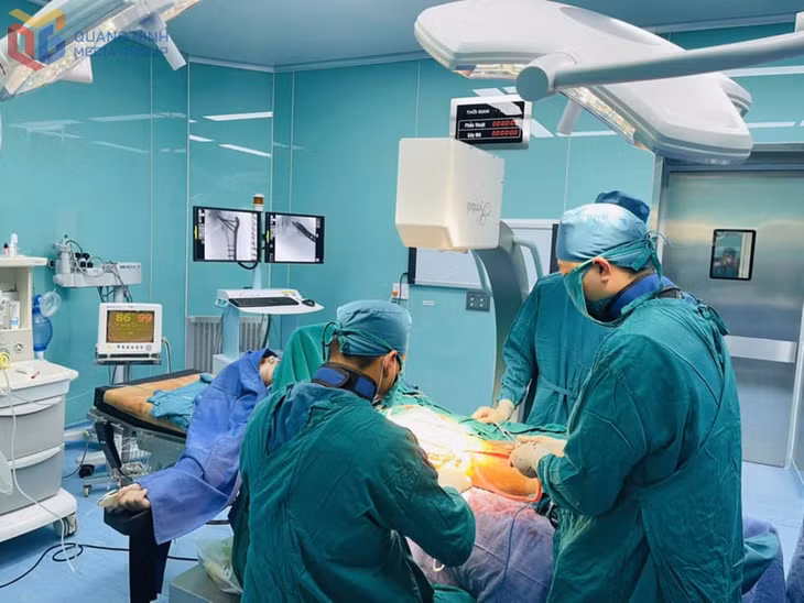 Y, bác sĩ Trung tâm Y tế Tiên Yên thực hiện ca phẫu thuật kết hợp xương trên máy C-arm (màn hình tăng sáng) cho bệnh nhân gãy xương chân.