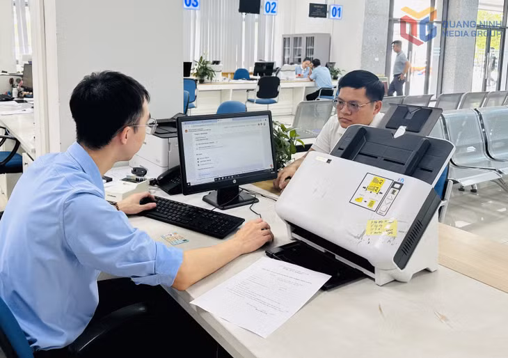 Nhân viên Trung tâm Phục vụ hành chính công tỉnh giải quyết thủ tục hành chính cho doanh nghiệp