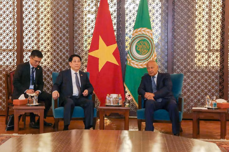 Chủ tịch nước Lương Cường gặp ngắn Tổng thư ký Liên đoàn Arab. (Ảnh: XUÂN KỲ)