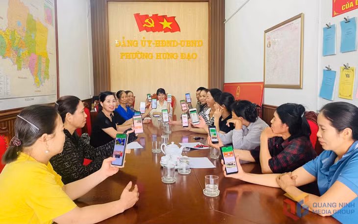 Nông dân phường Đông Triều cài đặt app Nông dân Việt Nam để phục vụ cho việc phát triển sản xuất, kinh doanh.
