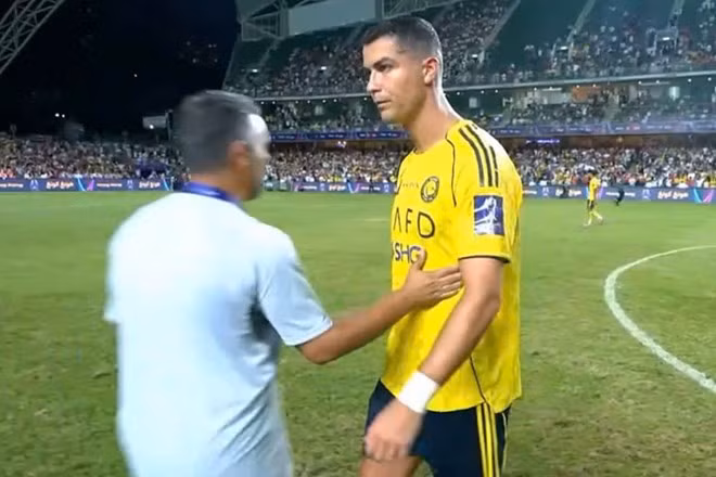 Ronaldo buồn bã khi hụt danh hiệu Siêu Cúp Saudi Arabia. Ảnh: Cắt từ video