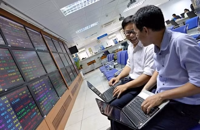 Nhà đầu tư chứng khoán đang giải ngân mạnh. Ảnh: Lê Toàn