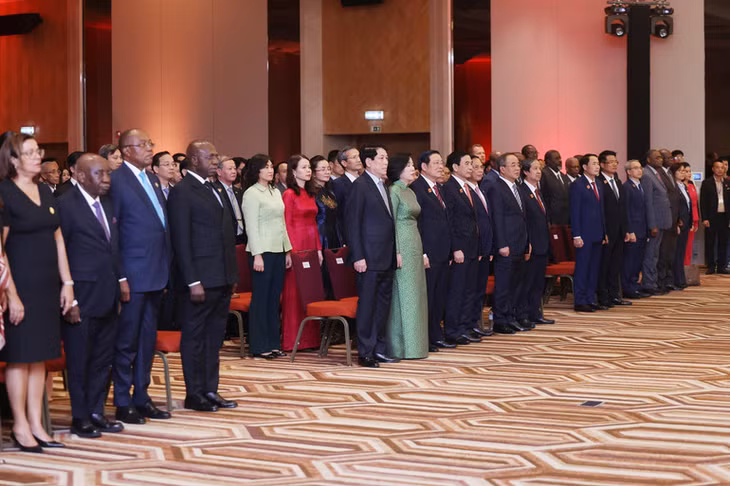Chủ tịch nước Lương Cường và Phu nhân với các đại biểu dự Lễ kỷ niệm 50 năm thiết lập quan hệ ngoại giao Việt Nam-Angola. (Ảnh: Lâm Khánh/TTXVN)