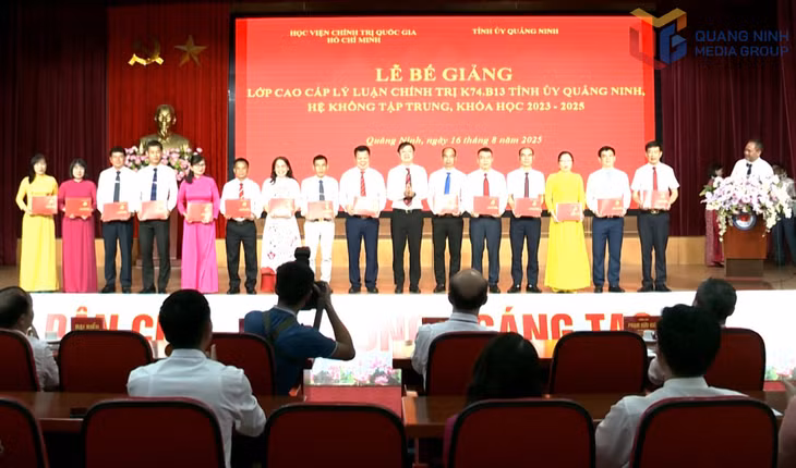 Các học viên nhận chứng chỉ hoàn thành khóa học.