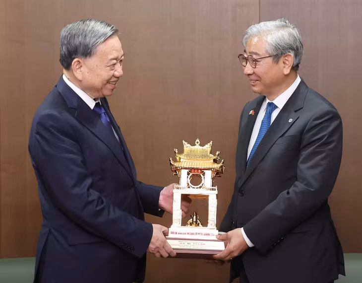 Tổng Bí thư Tô Lâm tặng quà lưu niệm cho Trường Đại học Yonsei. (Ảnh: Thống Nhất-TTXVN)