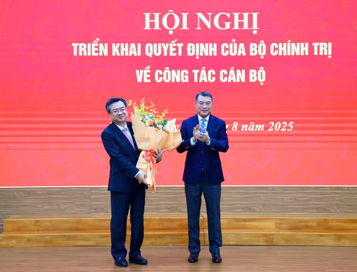 Đồng chí Lê Minh Hưng chúc mừng tân Trưởng ban Chính sách, chiến lược Trung ương.