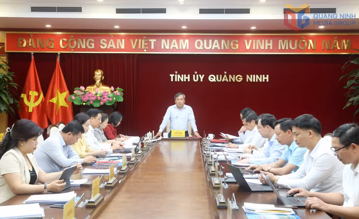 Đồng chí Vũ Đại Thắng, Ủy viên Trung ương Đảng, Bí thư Tỉnh ủy, Trưởng Đoàn ĐBQH tỉnh chủ trì hội nghị BTV Tỉnh ủy.