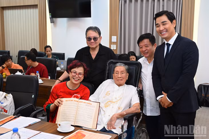Các nhạc sĩ Đỗ Hồng Quân, Đức Trịnh và MC Nguyên Khang chụp ảnh lưu niệm cùng nhạc sĩ Phạm Tuyên và con gái.