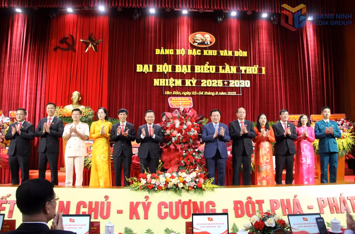GS.TS Nguyễn Xuân Thắng, Ủy viên Bộ Chính trị, Giám đốc Học viện Chính trị quốc gia Hồ Chí Minh, Chủ tịch Hội đồng Lý luận Trung ương, ĐBQH tỉnh, tặng hoa chúc mừng Đại hội.