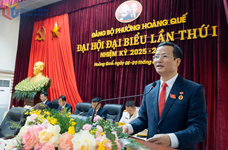 Đồng chí Hoàng Văn Đề, Bí thư Đảng uỷ phường Hoàng Quế phát biểu tại đại hội.