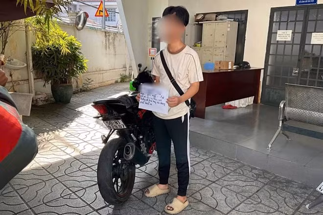 Đối tượng vi phạm cùng phương tiện bị tịch thu tại cơ quan công an. Ảnh: CACC
