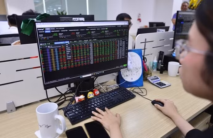 Chuyên gia nhấn mạnh chính sách thuế cho thị trường chứng khoán cần được xây dựng trong mối tương quan với loại tài sản khác, tránh việc quá "thiên vị" bất động sản - Ảnh: QUANG ĐỊNH
