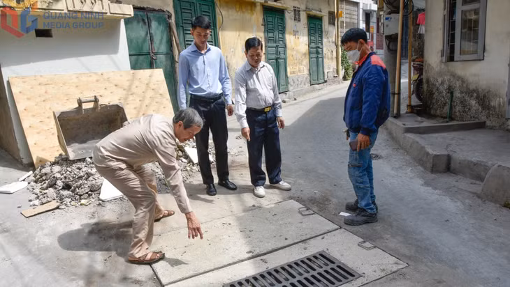 Ban Giám sát đầu tư cộng đồng phường Hồng Gai giám sát thi công nâng cấp đường dân sinh khu phố 2.