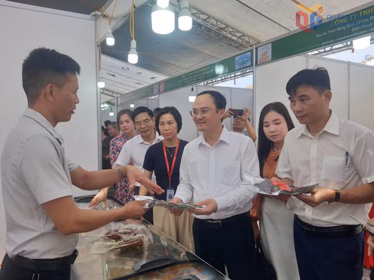 Anh Hoàng Thanh Nam đang giới thiệu sản phẩm đến khách hàng tại Hội chợ xúc tiến thương mại cho các doanh nghiệp nông, lâm, thuỷ sản tỉnh Quảng Ninh tháng 7 vừa qua.