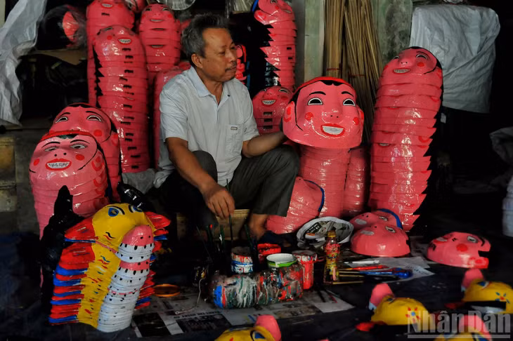 Giữa tiếng trống lân rộn ràng của mùa trăng rằm, những món đồ chơi dân gian ở làng Ông Hảo vẫn lặng lẽ kể câu chuyện về làng nghề, về một nét đẹp văn hóa Việt đang được gìn giữ, lưu truyền qua nhiều thế hệ người dân nơi đây.