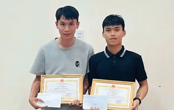 UBND xã Lệ Thủy khen thưởng Công và Vũ vì dũng cảm nhảy sông cứu người - Ảnh: Q.NAM