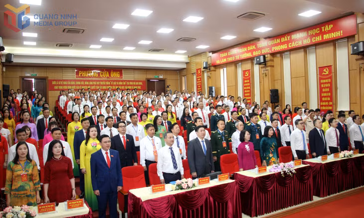 Các đại biểu thực hiện nghi thức chào cờ.