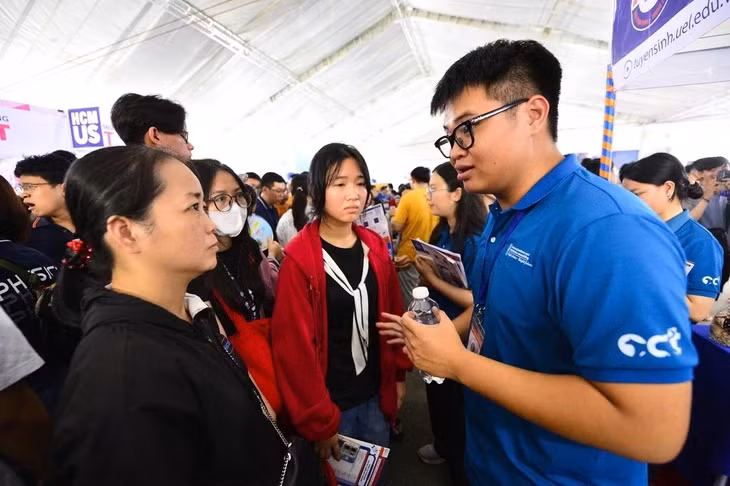 Thí sinh, phụ huynh tìm hiểu thông tin xét tuyển đại học tại Ngày hội lựa chọn nguyện vọng xét tuyển đại học năm 2025 - Ảnh: QUANG ĐỊNH