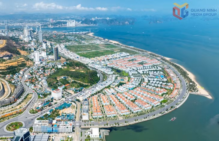 ... và những khu nghỉ dưỡng tiện nghi cho du khách ngay sát biển.