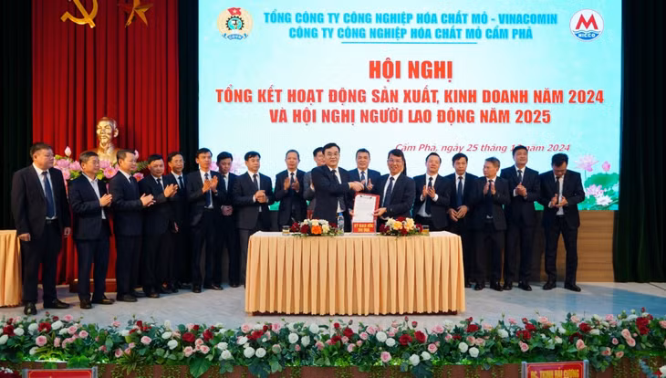 Giám đốc và Công đoàn Công ty ký giao ước thi đua tại Hội nghị người lao động Công ty năm 2025.