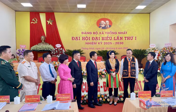 Các đại biểu thảo luận các nội dung bên lề đại hội.