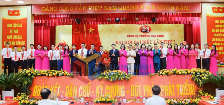 Đồng chí Vũ Quyết Tiến, Phó Bí thư Tỉnh ủy, tặng hoa chúc mừng Ban Chấp hành Đảng bộ phường Cao Xanh, nhiệm kỳ 2025-2030 (8-2025). Ảnh: Nguyễn Thanh