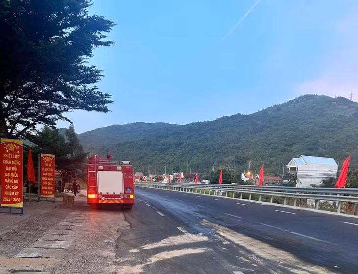 Lực lượng CSGT tỉnh Khánh Hòa phối hợp xử lý sự cố xe bồn chở dầu lưu thông trên Quốc lộ 1 hướng Nam – Bắc bị rò rỉ. Ảnh: CSGT tỉnh Khánh Hòa