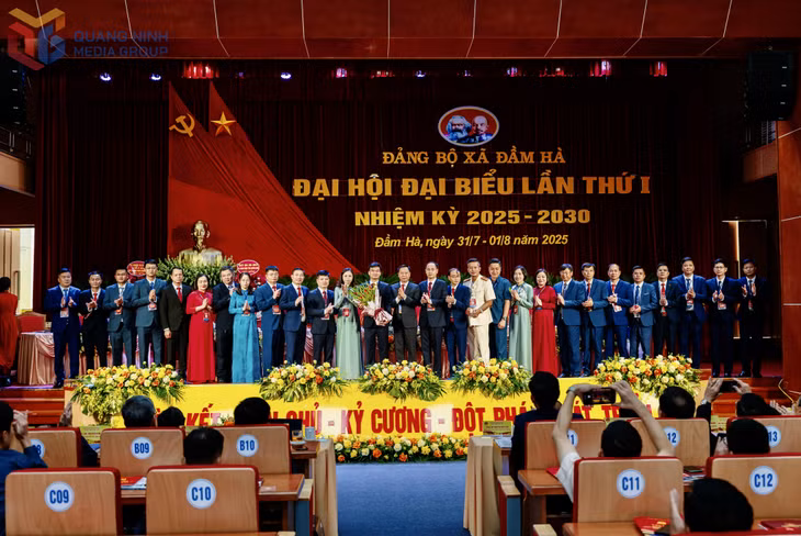 Đồng chí Lê Văn Ánh, Phó Chủ tịch UBND tỉnh, tặng hoa chúc mừng Ban Chấp hành Đảng bộ xã Đầm Hà nhiệm kỳ 2025-2030.
