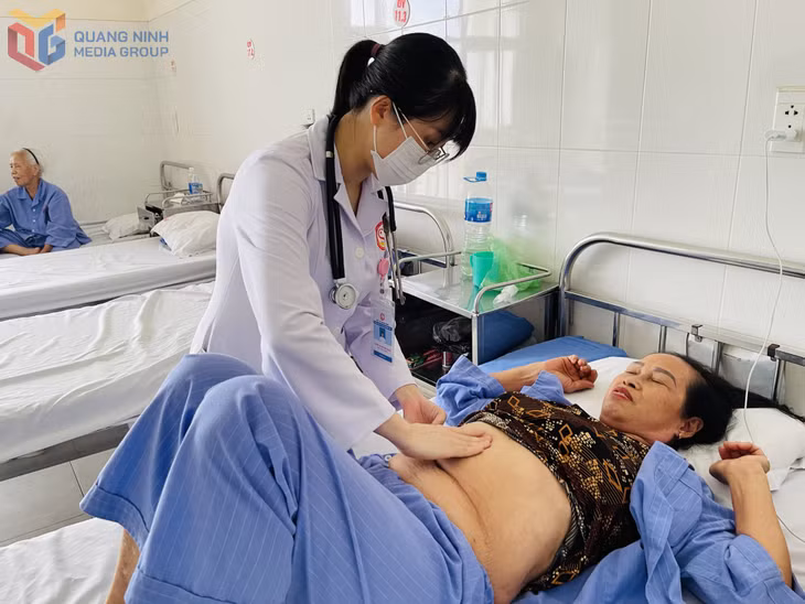Bà Bùi Thị Hoảnh (thôn Thành Dền, phường Quảng Yên) được bác sĩ thăm khám khi điều trị tại Trung tâm Y tế Quảng Yên.