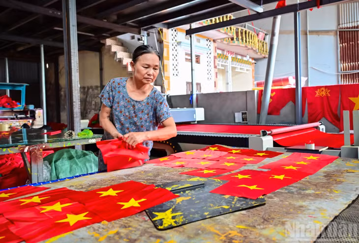 Sau khi in hình ngôi sao, lá cờ sẽ được đưa lên máy sấy khô để màu sắc bền đẹp hơn.