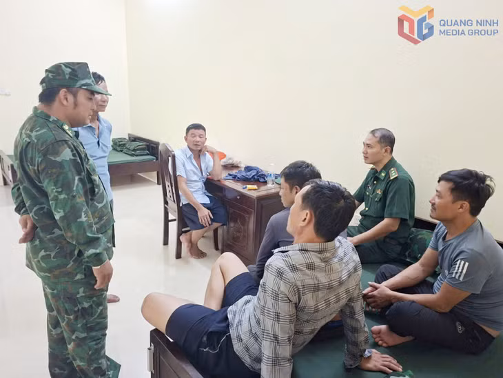  Cán bộ Đồn BP Đảo Trần động viên tinh thần và bố trí nơi ăn, nghỉ cho các ngư dân gặp nạn trên biển.