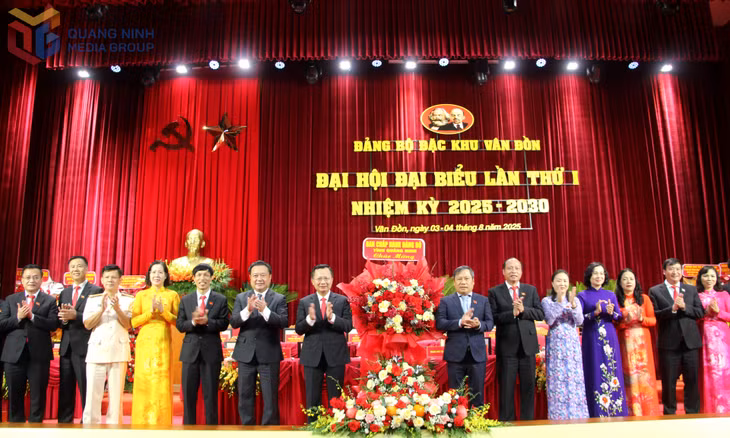 Đồng chí Vũ Đại Thắng, Ủy viên Trung ương Đảng, Bí thư Tỉnh ủy, Trưởng Đoàn ĐBQH tỉnh, tặng hoa chúc mừng Đại hội.