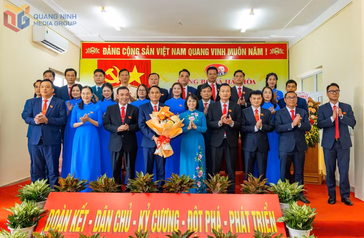 Đồng chí Trịnh Thị Minh Thanh, Phó Bí thư Thường trực Tỉnh ủy, Chủ tịch HĐND tỉnh, tặng hoa Ban Chấp hành Đảng bộ xã Hải Hòa lần thứ I, nhiệm kỳ 2025-2030.