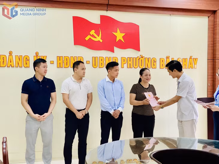 Phường Bãi Cháy trao Giấy chứng nhận Quyền sử dụng đất cho người dân.