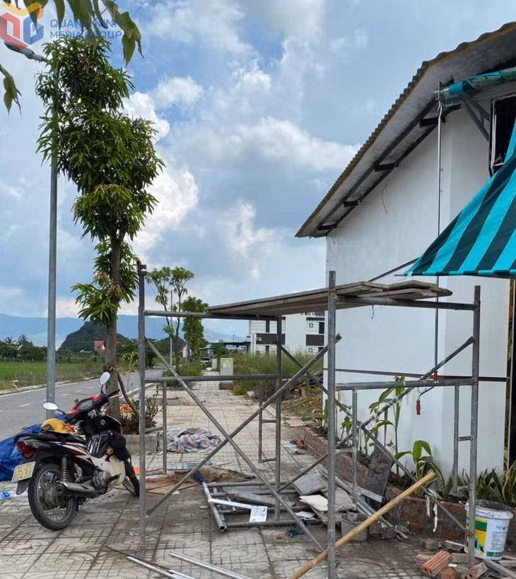 Ngay sau khi được tuyên truyền, hộ dân chấp hành tháo dỡ toàn bộ cột, kèo vi phạm hành lang ATGT. Hoàng Quế