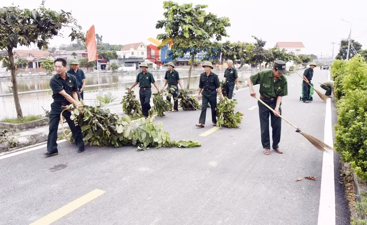 Chi hội CCB Khu dân cư Bình Lục Hạ, phường Đông Triều tham gia dọn vệ sinh môi trường tại tuyến đường trung tâm của khu.