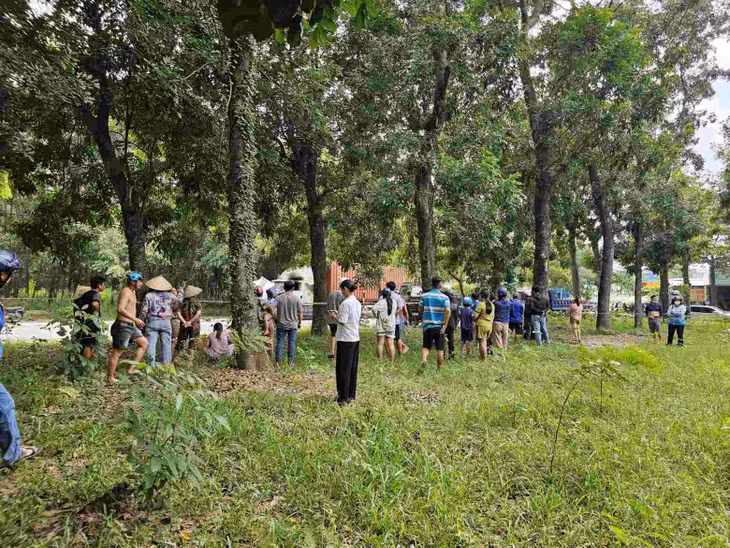 Người dân theo dõi cơ quan chức năng xử lý vụ việc. Ảnh: Đình Trọng