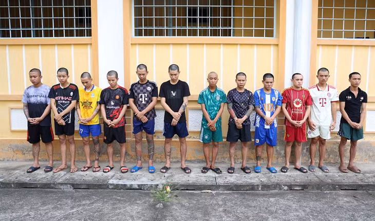Các đối tượng tham gia chém trọng thương người đàn ông sau khi bị bắt tạm giam. Ảnh: Vũ Tiến