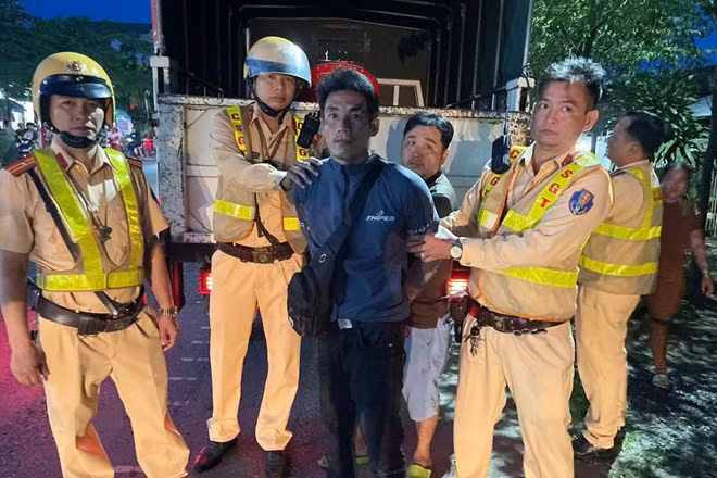Lực lượng chức năng bắt được Dương Chí Tính khi đối tượng đang lẩn trốn tại TP Cần Thơ. Ảnh: Công an